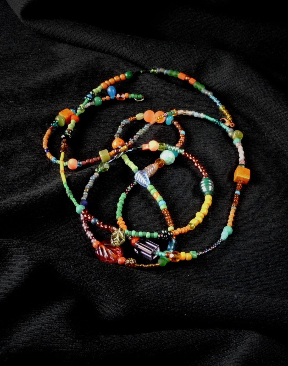 naszyjnik w modnym stylu Boho z drobnych koralików (seed beads) i dopasowanych kolorystycznie przeróżnych minerałów i szkła